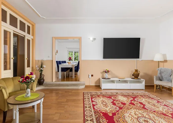 Alex Holiday home *
